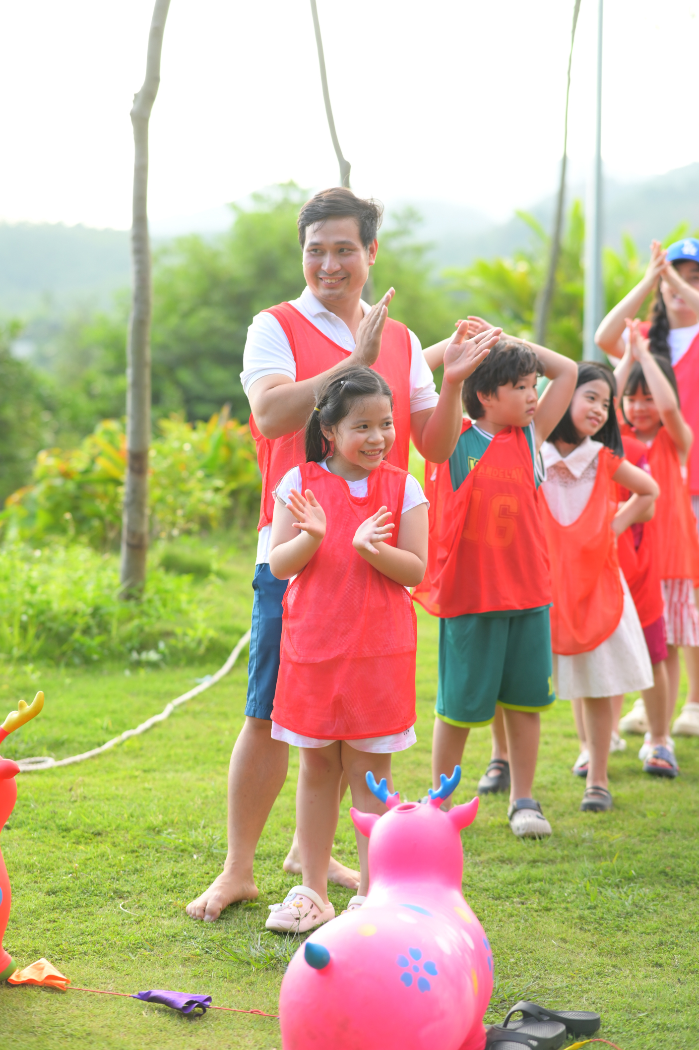 Bí Mật Đằng Sau Những Tiếng Cười Giòn Giã Của Con Khi Đi Xa